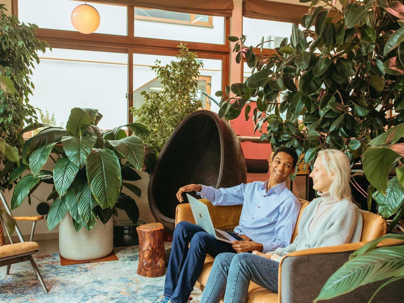 Coaching conversation in a relaxed office